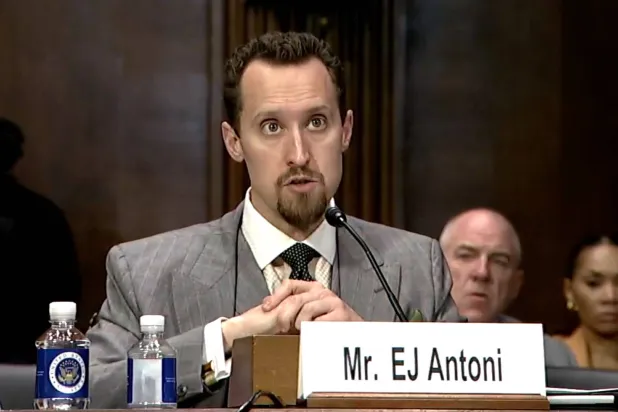 إي جيه أنتوني كبير الاقتصاديين في مؤسسة «هيريتدج فاونديشن» (إنترنت)