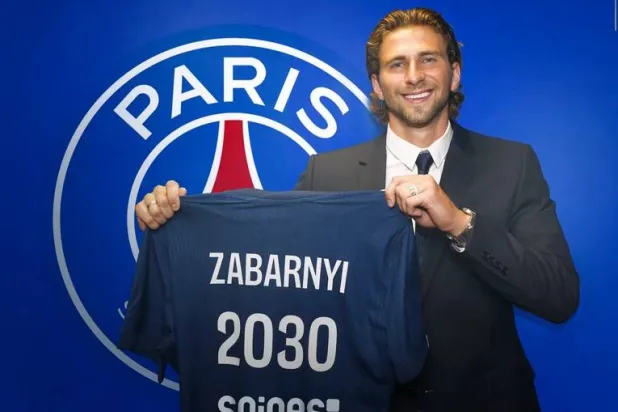 الأوكراني زابارني سيرتدي القميص رقم 6 في الفريق الفرنسي (باريس سان جيرمان)