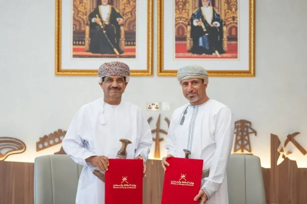 وزير الطاقة والمعادن بسلطنة عمان سالم العوفي (يمين) مع رئيس إحدى الشركات بعد توقيع الاتفاقية (إكس)