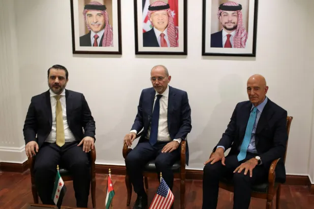 برّاك والصفدي والشيباني خلال لقائهم الثلاثاء في عمَّان (رويترز)