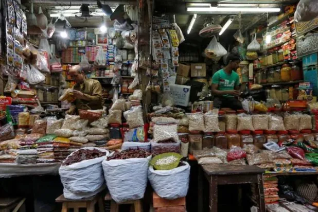 ينتظر البائعون الزبائن أمام محالِّهم في سوق تجزئة بمدينة كولكاتا (أرشيفية- رويترز)