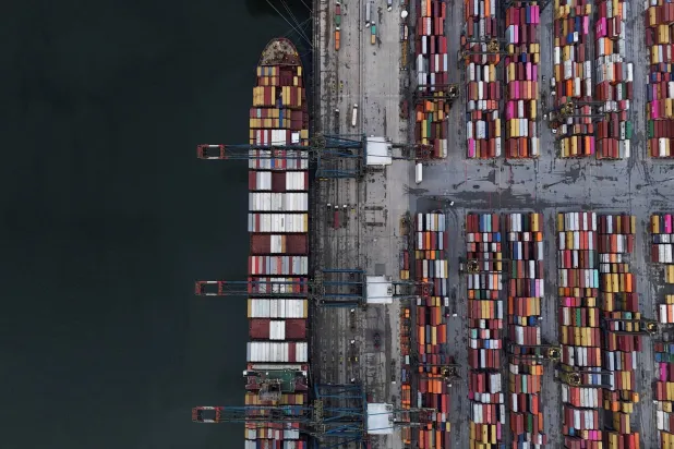 سفينة وحاويات في ميناء سانتوس بالبرازيل (رويترز)