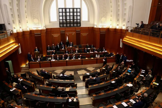 نواب الأكثرية تقدموا باقتراح قانون لإلغاء المادة الـ112 وطالبوا بعقد جلسة نيابية للمصادقة على اقتراحهم وهو ما يرفضه «الثنائي» و«الوطني الحر» (رويترز - أرشيفية)