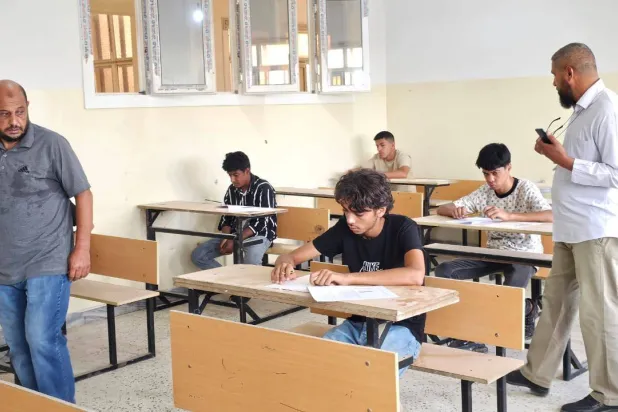 طلاب ليبيون يؤدون امتحان الشهادة الإعدادية في يوليو الماضي (وزارة التعليم)