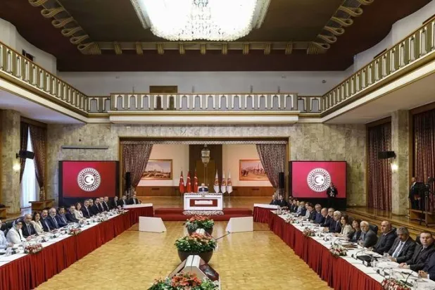 جانب من اجتماع اللجنة البرلمانية لوضع الأساس القانوني لنزع أسلحة حزب «العمال الكردستاني» (موقع البرلمان التركي)