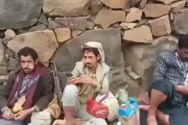 مجموعة من مسلحي الجماعة الحوثية خلال حصار منزل معلم مختطف لديها في ذمار (إكس)