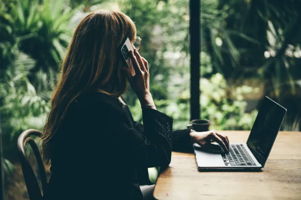 العمل عن بُعد أثناء السفر يمنح مرونة كبيرة لكنه يزيد من مخاطر التعرض لهجمات إلكترونية خاصة عبر شبكات «الواي فاي» العامة غير الآمنة (غيتي)