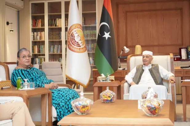 صالح مستقبلاً تيتيه في مكتبه بالقبة شرق ليبيا الثلاثاء (مكتب صالح)