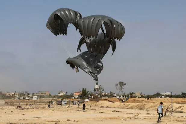 الدنمارك تقول إنها ستشارك في عملية لإسقاط مساعدات إنسانية فوق غزة (رويترز)