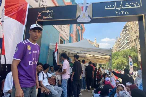 ناخبون أمام إحدى لجان السيدة زينب وسط القاهرة (الشرق الأوسط)