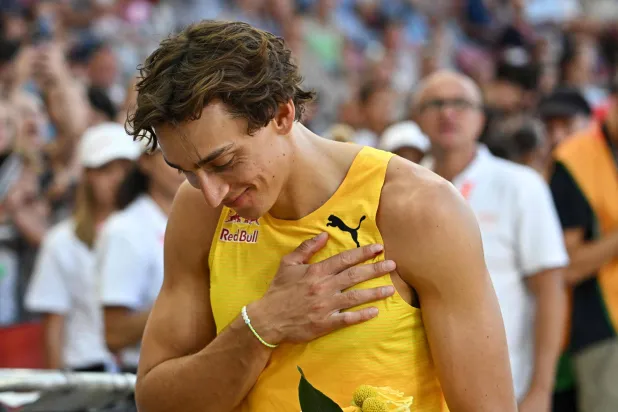 السويدي موندو دوبلانتيس ملك القفز بالزانة (أ.ف.ب)