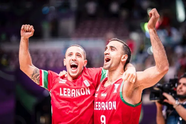 فرحة لاعبي لبنان بالفوز على اليابان (الاتحاد الآسيوي لكرة السلة) 