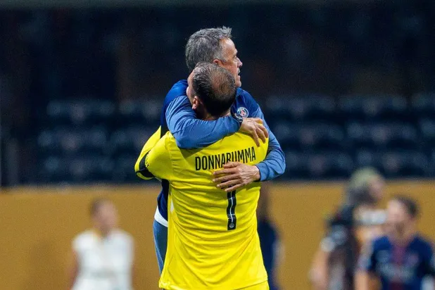 لويس إنريكي مدرب باريس سان جيرمان ولاعبه جيانلويجي دوناروما (وسائل إعلام فرنسية)