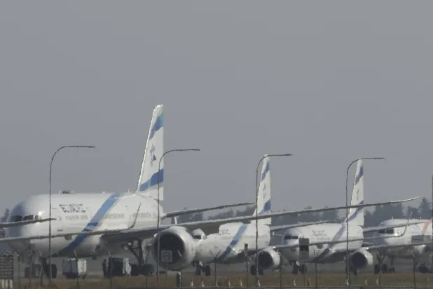 أرشيفية لطائرات تابعة لشركة الطيران الإسرائيلية «إل عال» متوقفة بمطار قبرص (أ.ف.ب)