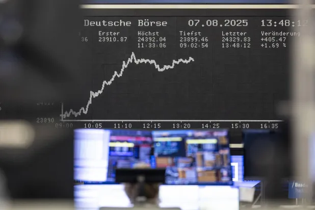 شاشة تعرض مؤشر «داكس» في بورصة فرانكفورت للأوراق المالية (إ.ب.أ)