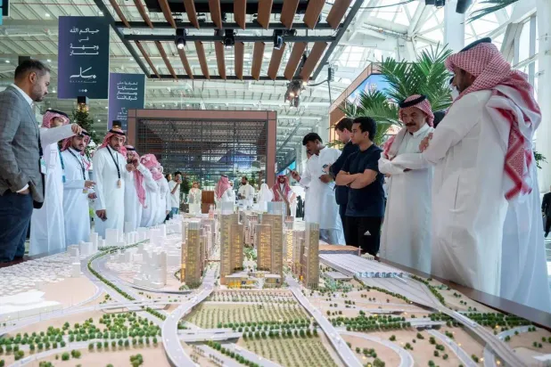 مواطنون ينظرون إلى نموذج لأحد نماذج المخططات السكنية في معرض سيتي سكيب العالمي بالرياض (واس)
