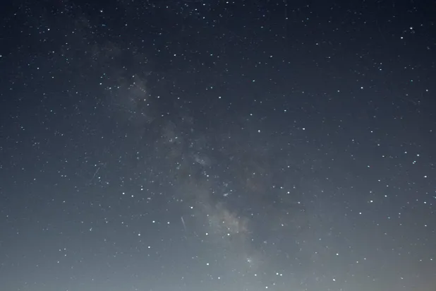 سماء الليل تتحوّل إلى لوحة مضيئة (أ.ف.ب)