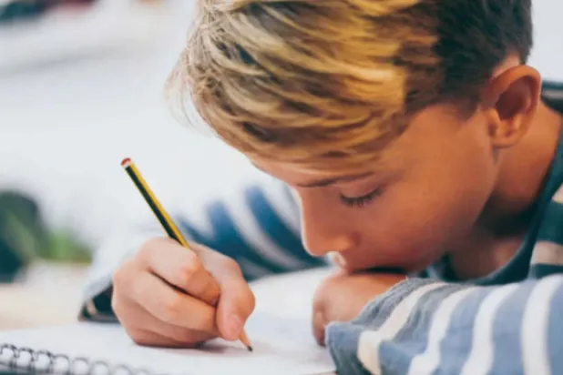 طفل يكتب (أرشيفية - الشرق الأوسط)