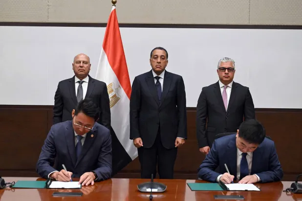 رئيس الوزراء المصري يشهد توقيع الاتفاقية مع شركة «سايلون» الصينية (رئاسة مجلس الوزراء المصري)
