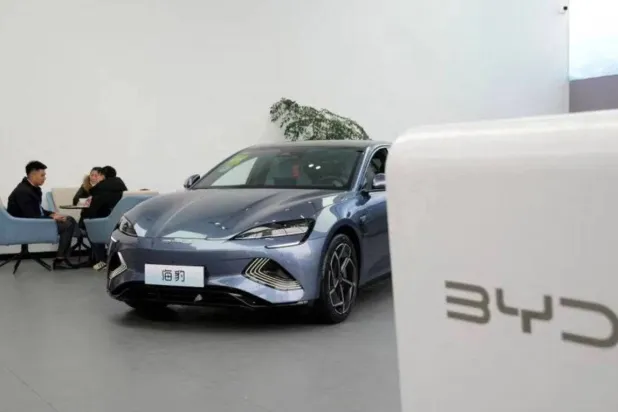 عرض سيارة BYD Seal الكهربائية (EV) في شنغهاي بالصين (رويترز)