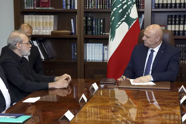 الرئيس اللبناني جوزيف عون وأمين المجلس الأعلى للأمن القومي الإيراني علي لاريجاني في بيروت (أ.ب)