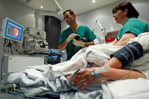 قد لا تظهر أي أعراض لسرطان القولون والمستقيم قبل التشخيص خصوصاً في المراحل المبكرة (رويترز)
