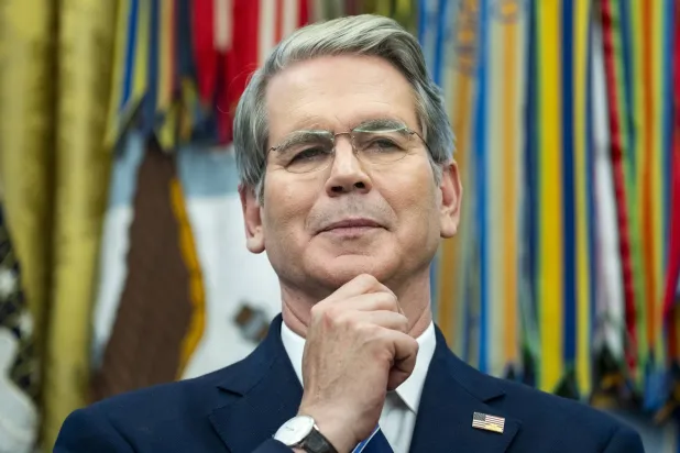 وزير الخزانة سكوت بيسنت في المكتب البيضاوي 6 أغسطس 2025 (إ.ب.أ)