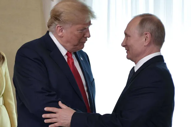 الرئيس الأميركي دونالد ترمب (يسار) يصافح الرئيس الروسي فلاديمير بوتين قبل اجتماع بهلسنكي في 16 يوليو 2018 (أ.ف.ب)