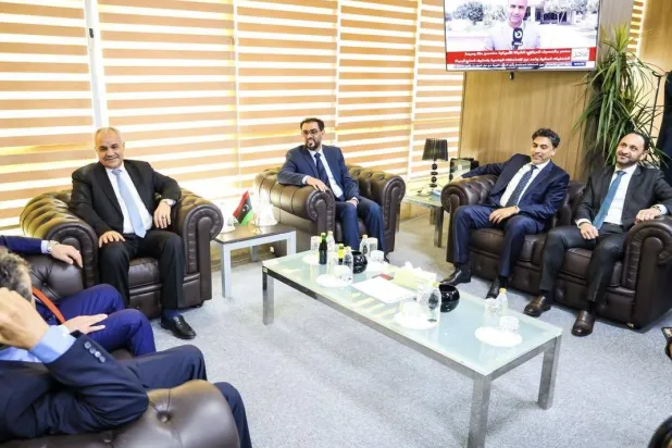 أسامة حماد ومحافظ المصرف المركزي في لقاء ببنغازي في أبريل الماضي (مصرف ليبيا المركزي)