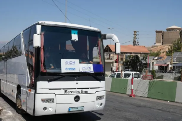 حافلة تقلّ لاجئين سوريين في أول رحلة لـ«برنامج العودة الطوعية» الذي أطلقته «المفوضية» و«منظمة الهجرة» في شهر يوليو الماضي (الوكالة الوطنية للإعلام)