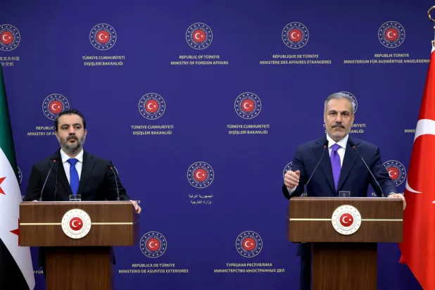 وزير الخارجية والمغتربين السوري أسعد الشيباني خلال مؤتمر صحافي مشترك مع وزير الخارجية التركي هاكان فيدان في أنقرة (إ.ب.أ)