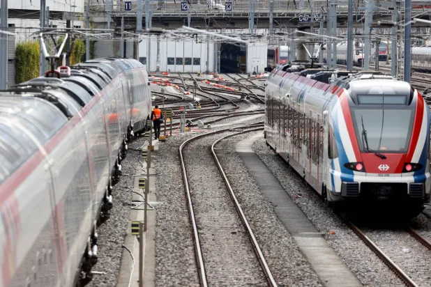 قطارات في محطة السكك الحديدية السويسرية في جنيف بسويسرا (رويترز - أرشيفية)