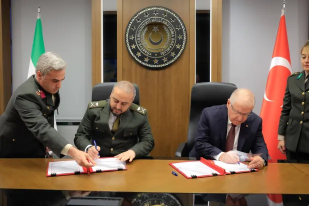 جانب من توقيع الاتفاقية بين الجانبين التركي والسوري (سانا)