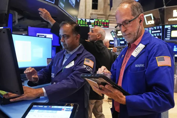 متداولون يعملون في بورصة نيويورك (أ.ب)