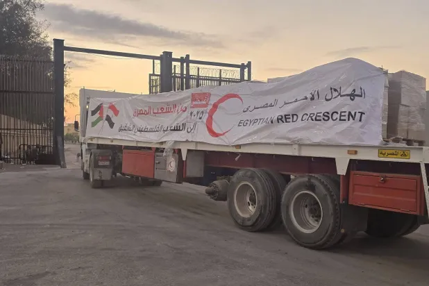 دخول المساعدات إلى قطاع غزة لا يمر سوى من كرم أبو سالم حالياً (الهلال الأحمر المصري)