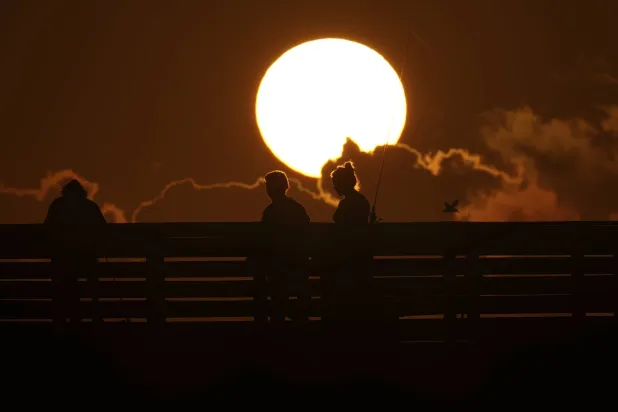 توقعات بتكرار موجات الحرارة الشديدة بالمنطقة العربية الأيام المقبلة (أ.ب)