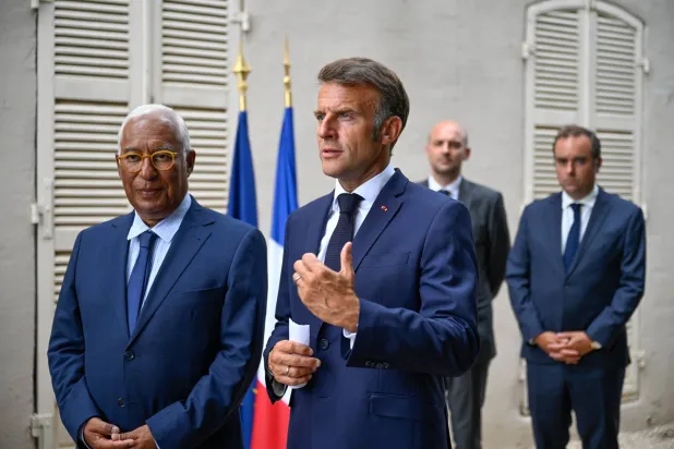 ماكرون مع كوستا في فرنسا وخلفهما وزيرا الخارجية والقوات المسلحة الفرنسيان بعد اللقاء الأوروبي حول أوكرانيا (رويترز)
