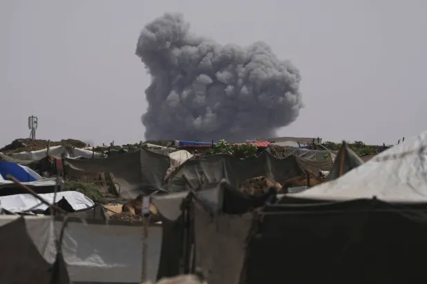 دخان يتصاعد من ضربة جوية شرقي خان يونس يوم الأربعاء (أ.ب)