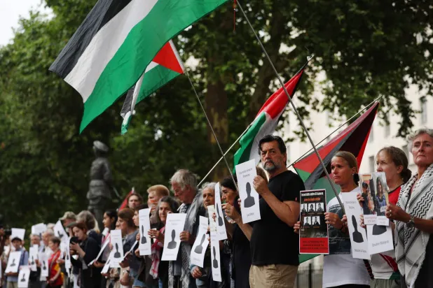 صحافيون يشاركون في وقفة أمام داوننغ ستريت في لندن يوم الأربعاء احتجاجاً على مقتل صحافيين في غزة (إ.ب.أ)