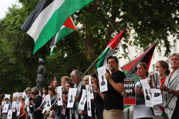 Gazeteciler, dün Londra'daki Downing Caddesi dışında Gazze'de gazetecilerin öldürülmesine karşı düzenlenen protestoya katıldı (EPA)