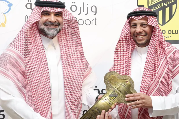 مفتاح الاتحاد يُسلمه لؤي مشعبي للرئيس الجديد فهد سندي (نادي الاتحاد) 