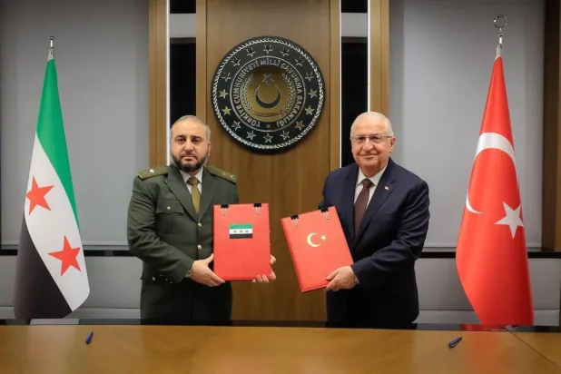 Bakanlar Murhef Ebu Kasra ve Yasar Güler, Suriye ve Türkiye savunma bakanlıkları arasında askeri eğitim ve danışmanlık anlaşması imzaladı (Suriye Savunma Bakanlığı)
