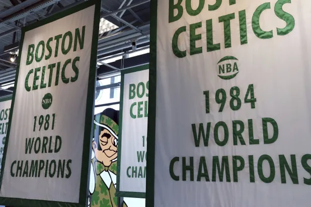 يحمل سلتيكس الرقم القياسي لعدد الألقاب برصيد 18 لقباً (أ.ب)