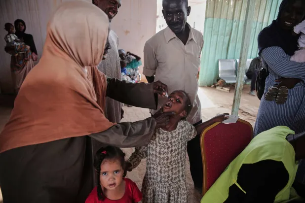 ممرضة تعطي لقاح الكوليرا عن طريق الفم لطفل خلال حملة تطعيم لمدة 10 أيام في الخرطوم (أ.ب)