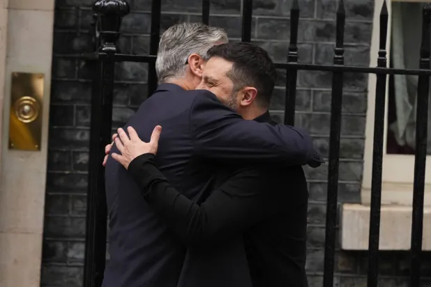 ستارمر مستقبلاً زيلينسكي في لندن اليوم (د.ب.أ)