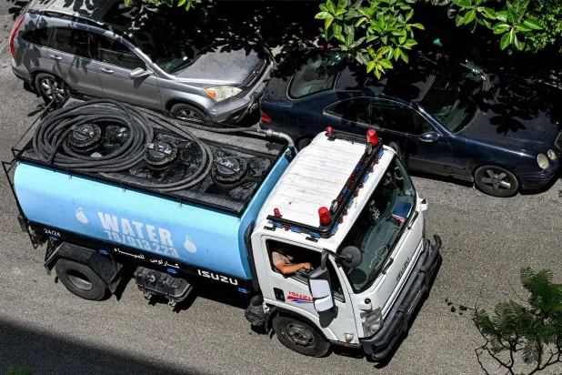 شاحنة صهريج في طريقها لتوصيل المياه بأحد شوارع بيروت يوم 3 يوليو 2025 (أ.ف.ب)