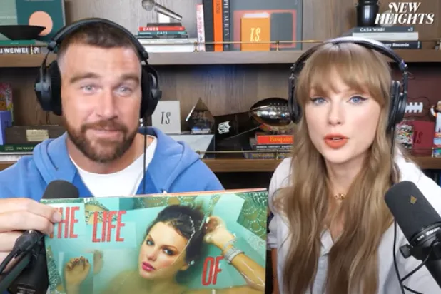 المغنية الأميركية تايلور سويفت ضيفة البودكاست الذي يقدّمه حبيبها ترافيس كيلسي وشقيقه (يوتيوب)