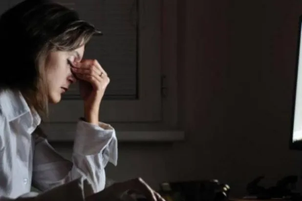 فرط المعلومات يساهم بشكل كبير في تشتت تفكيرنا وعدم قدرتنا على التركيز لفترات طويلة (أ.ف.ب)