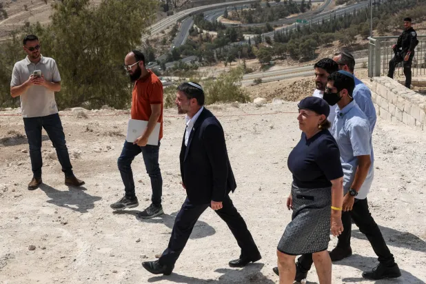 وزير المالية الإسرائيلي بتسلئيل سموتريتش يتوجه لحضور مؤتمر صحافي بشأن توسيع المستوطنات بالقرب من مستوطنة معاليه أدوميم الإسرائيلية في الضفة الغربية المحتلة 14 أغسطس 2025 (رويترز)