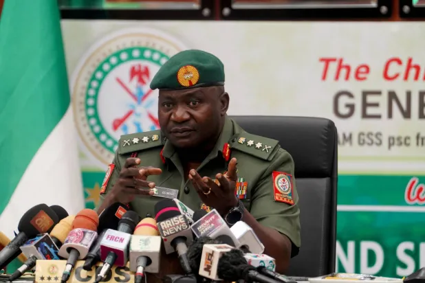 رئيس أركان الدفاع النيجيري الجنرال كريستوفر موسى يتحدّث في مقر الدفاع بأبوجا 19 يونيو 2025 (رويترز)